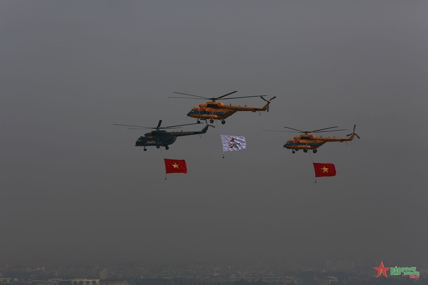 “Hổ mang chúa” Su-30MK2 hợp luyện trên bầu trời Thủ đô - Hình 2 “Ho mang chua” Su-30MK2 hop luyen tren bau troi Thu do-Hinh-2