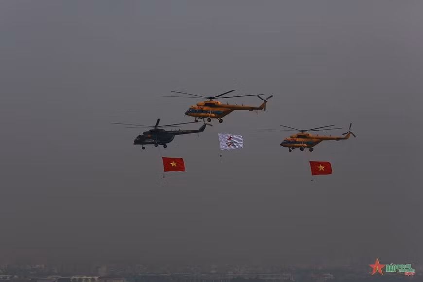 “Hổ mang chúa” Su-30MK2 hợp luyện trên bầu trời Thủ đô - Hình 2 “Ho mang chua” Su-30MK2 hop luyen tren bau troi Thu do-Hinh-2