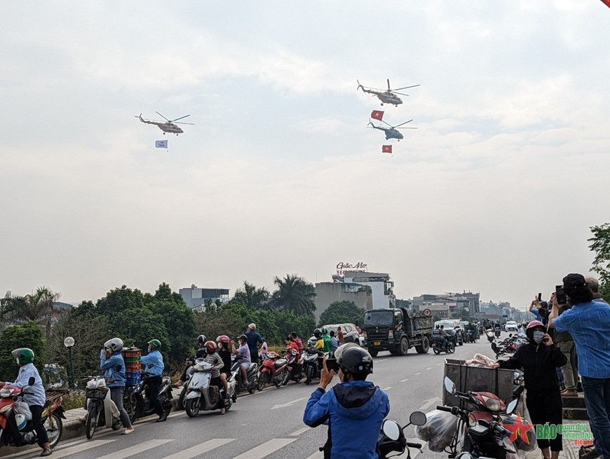 “Hổ mang chúa” Su-30MK2 hợp luyện trên bầu trời Thủ đô - Hình 8 “Ho mang chua” Su-30MK2 hop luyen tren bau troi Thu do-Hinh-8