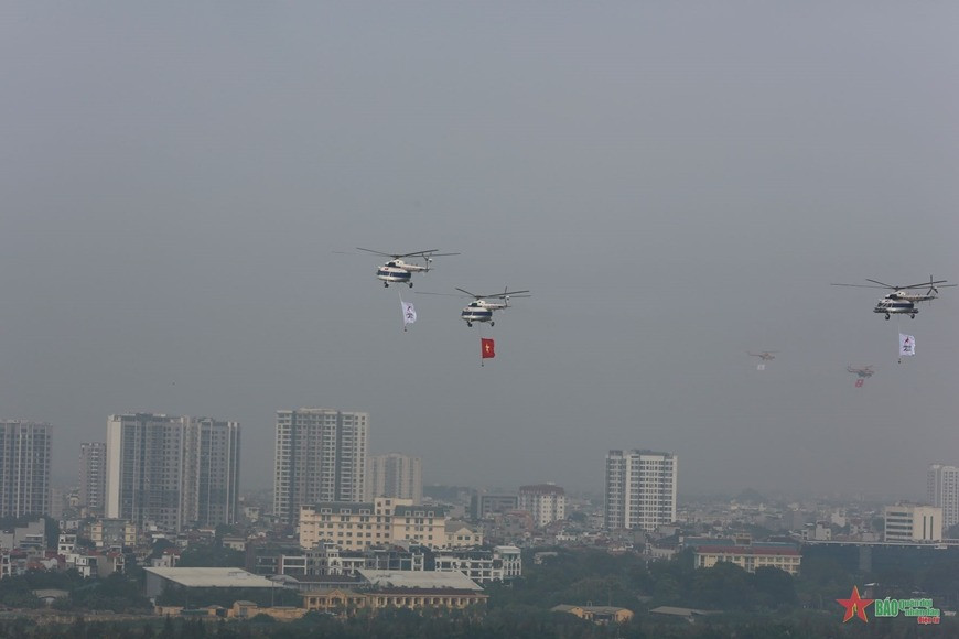 “Hổ mang chúa” Su-30MK2 hợp luyện trên bầu trời Thủ đô - Hình 3 “Ho mang chua” Su-30MK2 hop luyen tren bau troi Thu do-Hinh-3