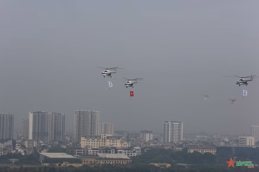 “Hổ mang chúa” Su-30MK2 hợp luyện trên bầu trời Thủ đô - Hình 3 “Ho mang chua” Su-30MK2 hop luyen tren bau troi Thu do-Hinh-3
