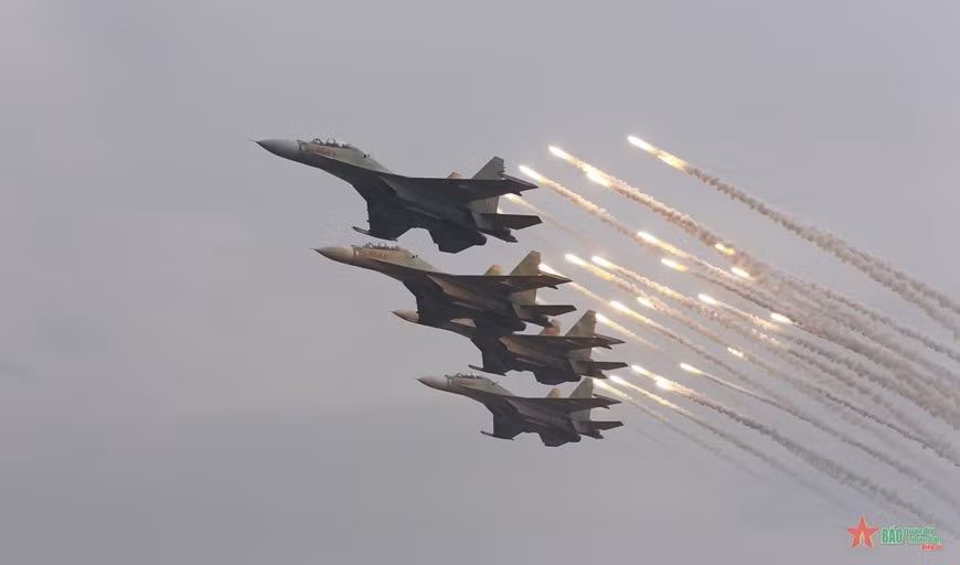 “Hổ mang chúa” Su-30MK2 hợp luyện trên bầu trời Thủ đô - Hình 5 “Ho mang chua” Su-30MK2 hop luyen tren bau troi Thu do-Hinh-5