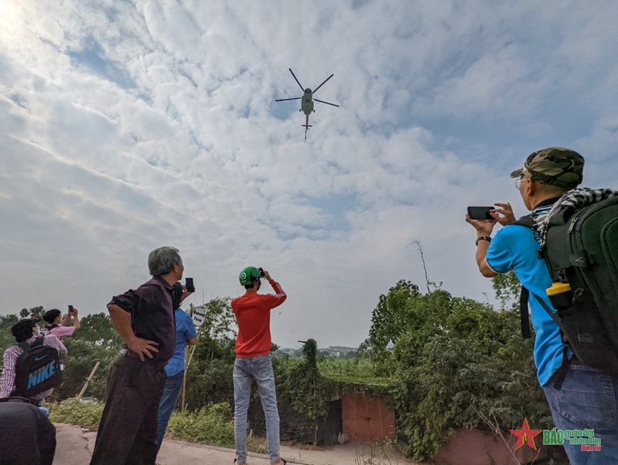 “Hổ mang chúa” Su-30MK2 hợp luyện trên bầu trời Thủ đô - Hình 9 “Ho mang chua” Su-30MK2 hop luyen tren bau troi Thu do-Hinh-9