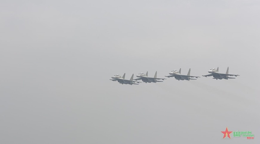 “Hổ mang chúa” Su-30MK2 hợp luyện trên bầu trời Thủ đô - Hình 4 “Ho mang chua” Su-30MK2 hop luyen tren bau troi Thu do-Hinh-4