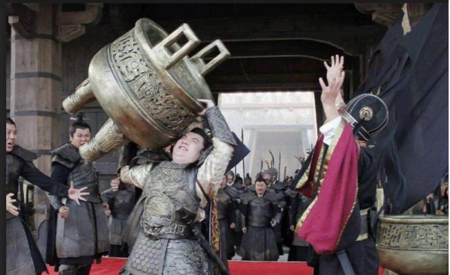 Chết vì cậy khỏe. Tần Vũ vương Doanh Đãng lên ngôi năm 311 trước Công nguyên (TNC), hiệu là Tần Vũ vương.