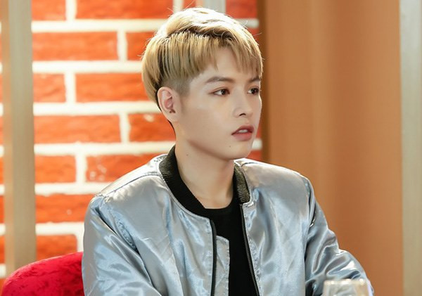 Với góc chụp nghiêng dễ dàng nhận thấy đôi môi có chút đỏ của Đức Phúc với cách tô lòng trong, khiến đôi môi anh căng mọng hơn.