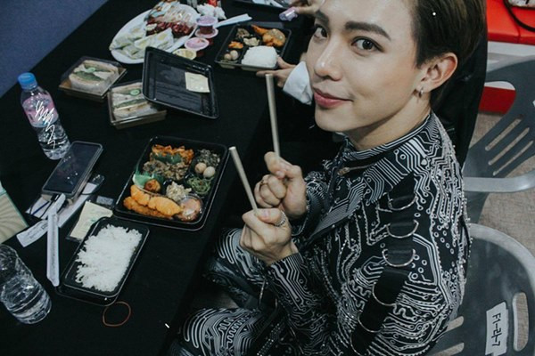 Bạn thân Erik cũng chịu chơi chẳng kém Đức Phúc, anh mỗi lần xuất hiện trước công chúng là một layout trang điểm khác, mang tới bất khờ cho người hâm mộ.