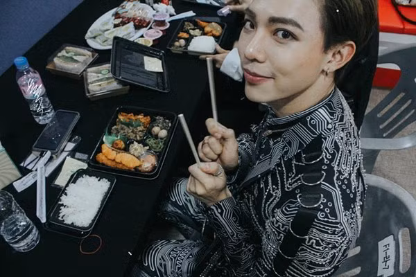 Bạn thân Erik cũng chịu chơi chẳng kém Đức Phúc, anh mỗi lần xuất hiện trước công chúng là một layout trang điểm khác, mang tới bất khờ cho người hâm mộ.