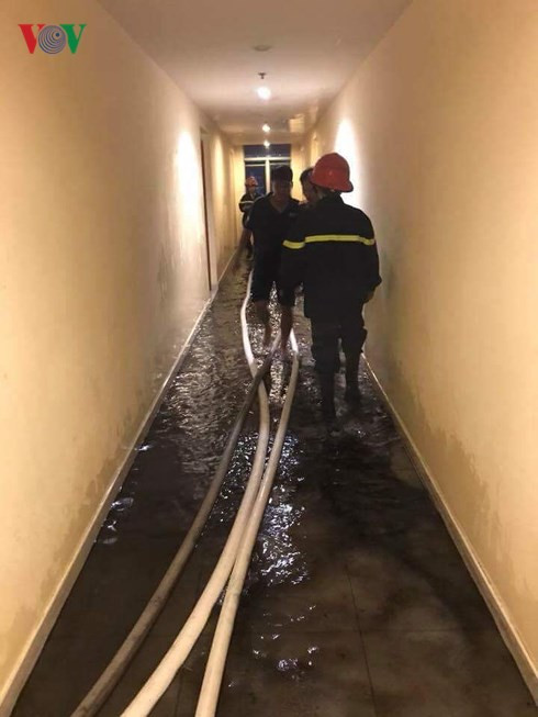 Rất may, lực lượng bảo vệ chung cư PARC Spring có lẽ đã rút kinh nghiệm sau vụ cháy Carina Plaza nên phản ứng nhanh, sử dụng phương tiện chữa cháy tại chỗ khống chế kịp thời đám cháy trước khi Phòng Cảnh sát PCCC quận 2 (Cảnh sát PCCC TP HCM) có mặt ứng cứu, dập tắt hoàn toàn vụ cháy. Nguồn ảnh: vov
