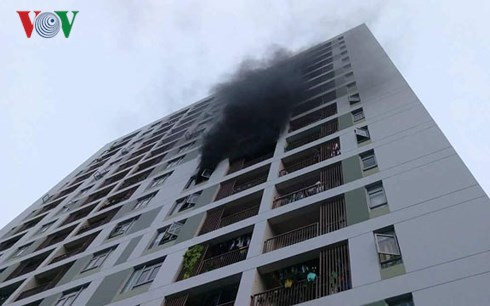 Dư âm từ vụ cháy Carina Plaza khiến hàng chục người thương vong khiến người dân PARC Spring hoảng loạn di tản khỏi tòa chung cư đang bốc khói, lửa đỏ lòm ở cửa sổ tầng 8. Nguồn ảnh: Vov