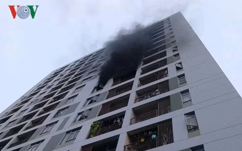 Dư âm từ vụ cháy Carina Plaza khiến hàng chục người thương vong khiến người dân PARC Spring hoảng loạn di tản khỏi tòa chung cư đang bốc khói, lửa đỏ lòm ở cửa sổ tầng 8. Nguồn ảnh: Vov
