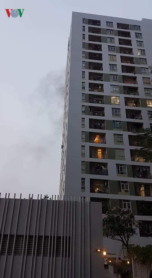 Trong ảnh, khói đen bốc lên từ tầng 8 của tòa chung cư cao cấp. Nguồn ảnh: vov