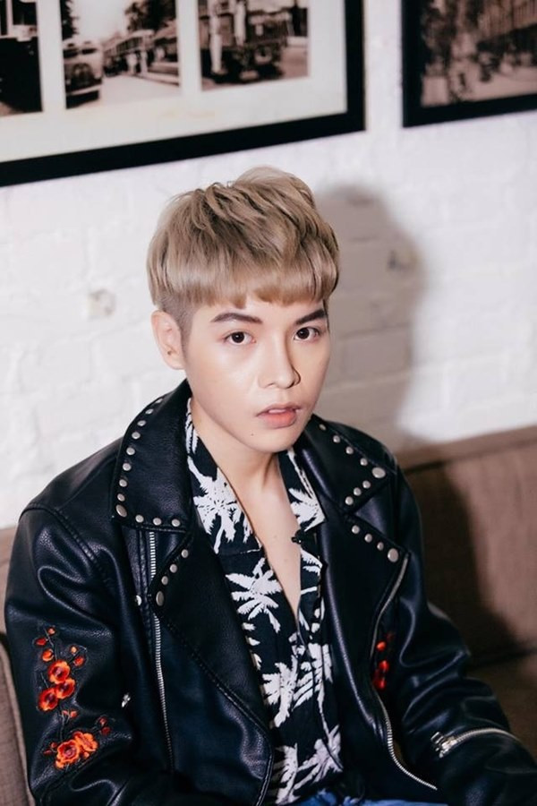 Sau phẫu thuật thẩm mỹ, Đức Phúc được ngợi ca về nhan sắc như tài tử với khuôn mặt góc cạnh và tỷ lệ cân xứng giữa mũi và mắt.