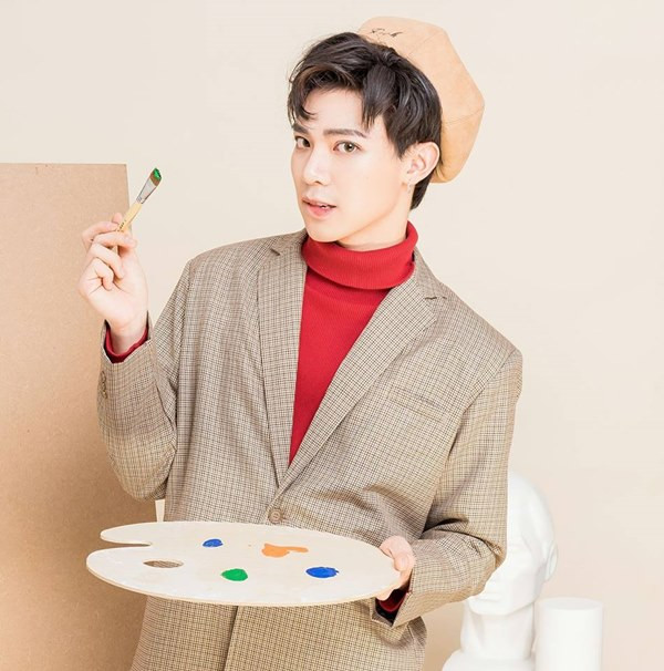 Son môi màu nude gần với màu da nhất, chính là tuyệt chiêu tô điểm cho đôi môi của các mỹ nam, Erik không ngoại lệ.