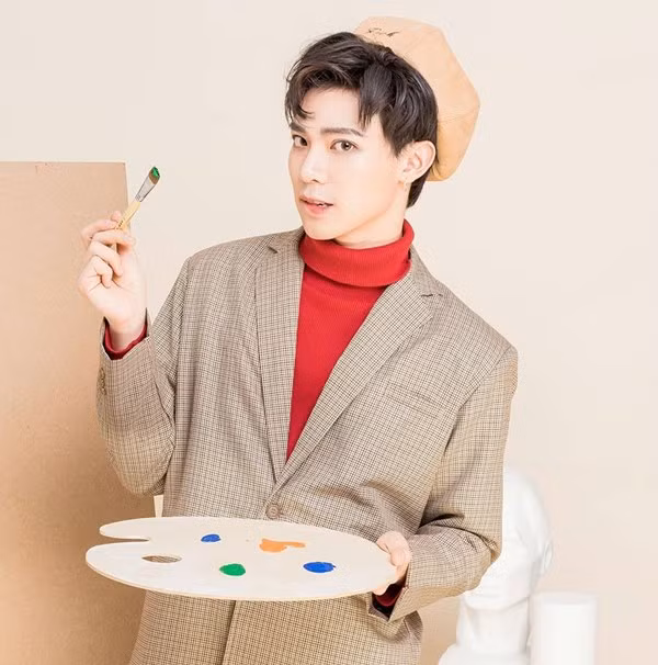 Son môi màu nude gần với màu da nhất, chính là tuyệt chiêu tô điểm cho đôi môi của các mỹ nam, Erik không ngoại lệ.