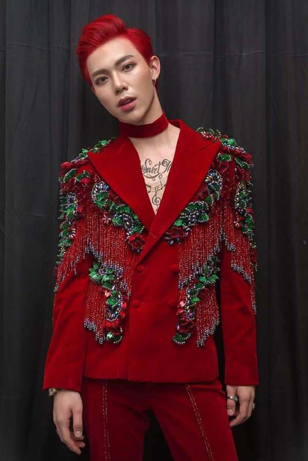 Phải chăng anh cố ý tô son môi đỏ tăng sự liên kết với set đồ anh mặc, nhưng vô tình tạo nên vẻ ngoài kém sự nam tính.