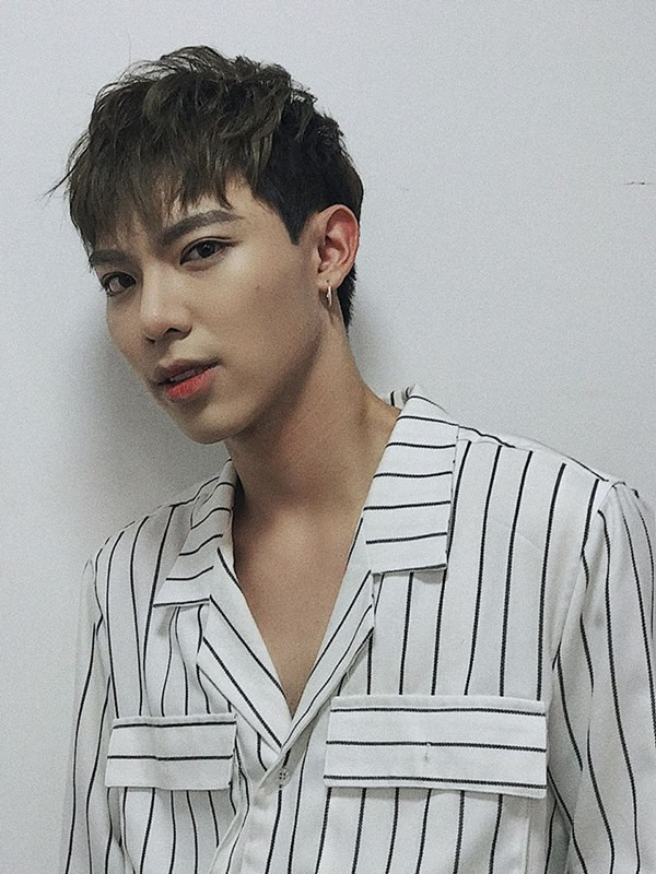 Xây dựng phong cách âm nhạc theo định hướng Kpop nên Erik cũng phải chuyển mình về thời trang tạo nên sự hài hòa.