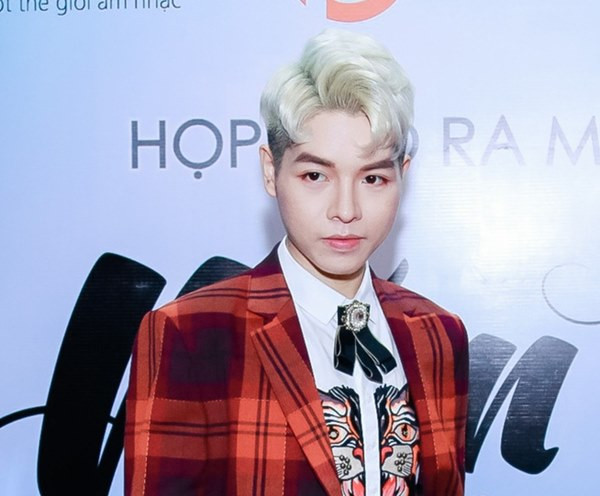 Trang điểm nhiều nhưng cũng không thể phủ nhận những lần Đức Phúc ghi điểm với cách tạo nét khuôn mặt hài hòa, vừa đủ mang lại cảm giác dễ chịu cho người nhìn.