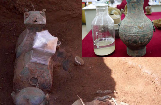 Bi an ben trong ngoi mo co 2000 nam chua 