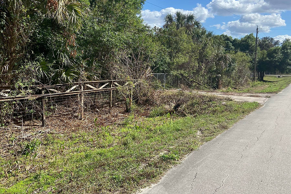 Liệu ông ta có phải là một nhân viên bảo vệ bình thường hay thuộc đơn vị nghiên cứu khoa học bí ẩn nào đó? Những câu chuyện này đã gây hoang mang cho những người dân sống tại đây.