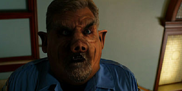 Người đàn ông này tên ông James Scarborough, 49 tuổi từ Golden Gate Estates, bị thương nhẹ do vụ việc. Anh ta tuyên bố bị một người đàn ông trông giống lợn đè xuống sau khi hắn làm hỏng chiếc xe máy của anh.