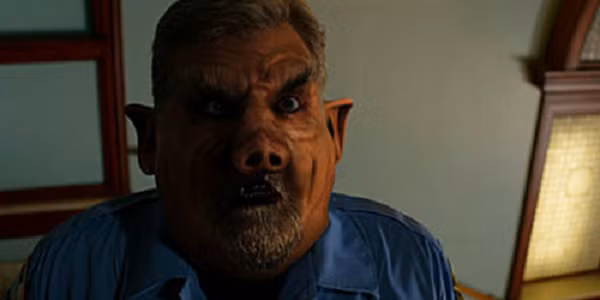 Người đàn ông này tên ông James Scarborough, 49 tuổi từ Golden Gate Estates, bị thương nhẹ do vụ việc. Anh ta tuyên bố bị một người đàn ông trông giống lợn đè xuống sau khi hắn làm hỏng chiếc xe máy của anh.