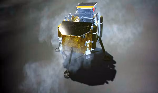 Nhờ cuộc đổ bộ của tàu Trung Quốc, các nhà khoa học phát hiện ra rằng ngoài miệng núi lửa thì còn có rất nhiều kim loại còn sót lại ở vùng tối của Mặt trăng.