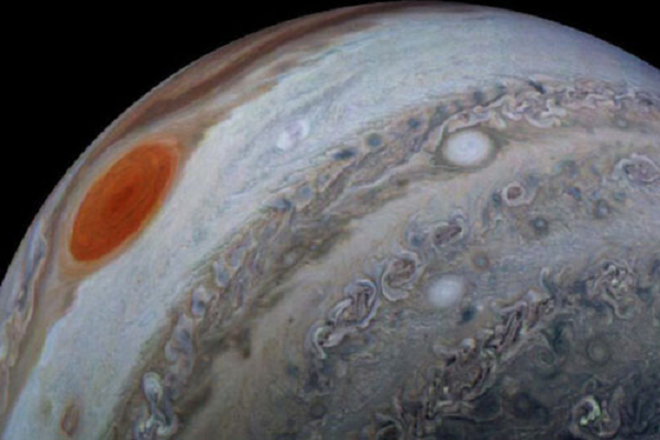 Tuy nhiên nó cũng chứa các nguyên tố kim loại nặng hơn, cho thấy nó phải nuốt khá nhiều đá trong thời kỳ nguyên thủy.