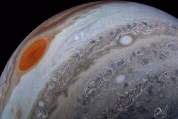 Tuy nhiên nó cũng chứa các nguyên tố kim loại nặng hơn, cho thấy nó phải nuốt khá nhiều đá trong thời kỳ nguyên thủy.