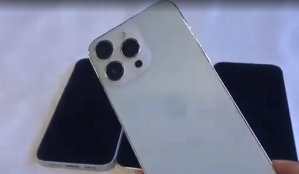 Qua video có thể thấy, iPhone 14 và iPhone 14 Pro có cùng kích thước, trong khi iPhone 14 Max và iPhone 14 Pro Max là 1 cặp có kích thước giống nhau.