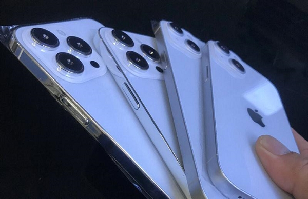 Nhất là khi một video quảng cáo Apple Pay tại Thái Lan đã tiết lộ một mẫu iPhone có màn hình viên thuốc.