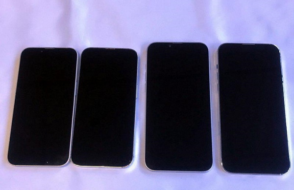 Tuy nhiên, do các mẫu mô hình không hoạt động nên không thể xác định được màn hình iPhone 14 Pro và iPhone 14 Pro Max sẽ là kiểu "đục lỗ" hình viên thuốc hay "tai thỏ".