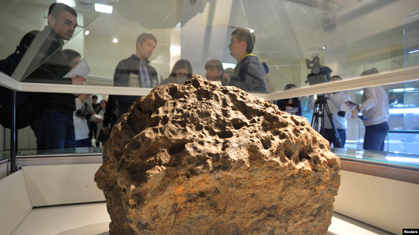 Tuy nhiên, các nhà khoa học vẫn chưa thể xác định vật liệu lạ lùng này được thiên thạch đem đến từ một thế giới ngoài hành tinh, hay hình thành trong quá trình nó rơi, lai giữa vật liệu nguyên thủy trong thiên thạch và các tác động từ Trái Đất.