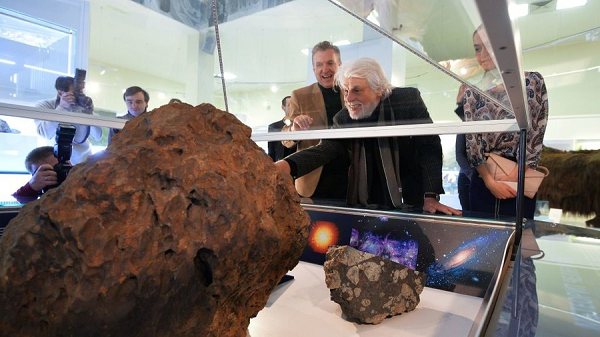 Khi bay vào bầu khí quyển trái đất, thiên thạch đã biến thành một quả cầu lửa, di chuyển với vận tốc 54.000 km/h, gần gấp 44 lần vận tốc âm thanh.