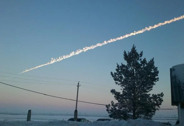 Nó vụt qua bầu trời khu vực Ural ở phía nam Nga rồi nổ tung kèm theo ánh sáng chói lòa ở độ cao 15-25km so với mặt đất vùng Chelyabinsk. Đường bay của thiên thạch tạo với mặt đất một góc 20 độ.