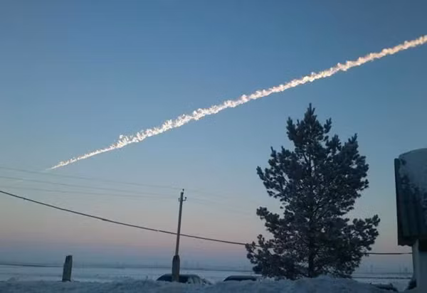 Nó vụt qua bầu trời khu vực Ural ở phía nam Nga rồi nổ tung kèm theo ánh sáng chói lòa ở độ cao 15-25km so với mặt đất vùng Chelyabinsk. Đường bay của thiên thạch tạo với mặt đất một góc 20 độ.
