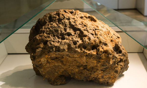 Bởi khi một thiên thể vũ trụ đi vào bầu khí quyển của Trái đất, bề mặt của nó tiếp xúc với áp suất và nhiệt độ cao. Luồng không khí xé ra các giọt nhỏ từ thiên thạch tạo thành một đám mây bụi, và cũng có khả năng vật chất mới được hình thành từ những điều kiện đó.