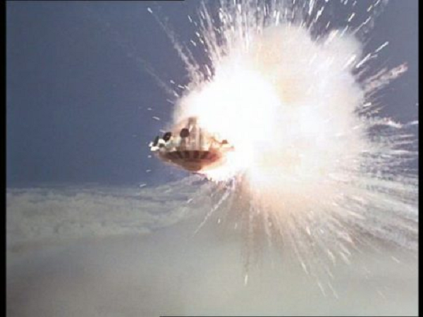 Khi chưa hoàn hồn vì những gì vừa xảy ra, họ được chứng kiến tiếp một tình huống kinh ngạc hơn nữa. Chiếc phi thuyền tiến xuống làng, nơi những quả đạn pháo bắt đầu nổ. Họ nhận thấy vật thể này có thể bay thẳng vào … trung tâm của một vụ nổ mà hoàn toàn không hề hấn gì.