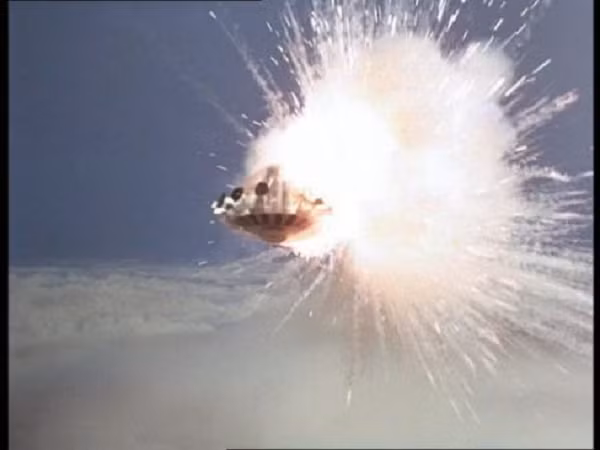 Khi chưa hoàn hồn vì những gì vừa xảy ra, họ được chứng kiến tiếp một tình huống kinh ngạc hơn nữa. Chiếc phi thuyền tiến xuống làng, nơi những quả đạn pháo bắt đầu nổ. Họ nhận thấy vật thể này có thể bay thẳng vào … trung tâm của một vụ nổ mà hoàn toàn không hề hấn gì.