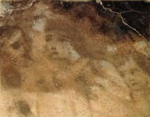 Một vài ngày sau đó, bà đã tách phần gạch có xuất hiện khuôn mặt khỏi sàn nhà và thay một bộ gạch mới theo ý kiến của chồng bà nhưng nó vẫn xuất hiện trở lại đúng vị trí đó chỉ sau một tuần ngắn ngủi.