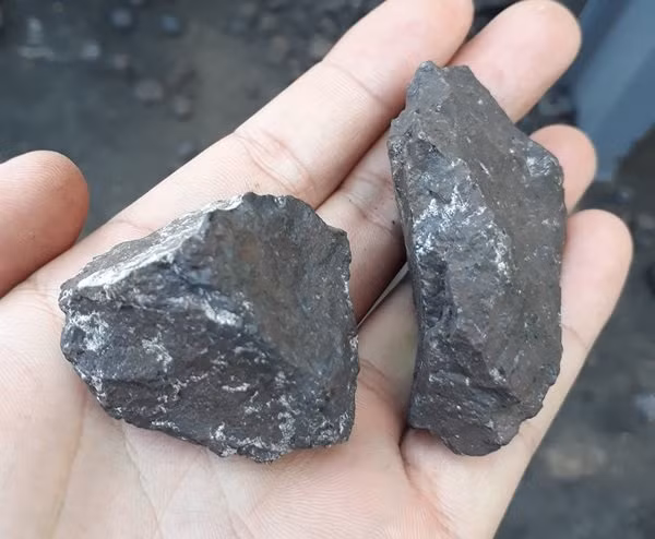 Mangan đioxit cũng được sử dụng làm chất xúc tác. Mangan được dùng để khử màu thủy tinh và làm thủy tinh có màu tím. Kali pemanganat là một chất oxy hóa mạnh và được sử dụng như một chất khử trùng.