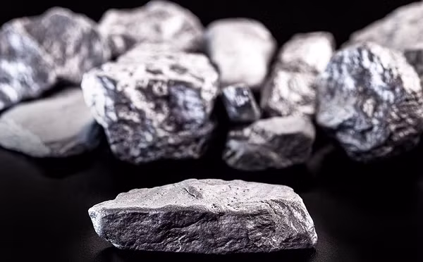 Tesla và Volkswagen là hai trong những nhà sản xuất ô tô coi mangan là một kim loại đầy quyến rũ có thể làm cho cả pin và xe điện đủ giá cả phải chăng cho một người dùng bình dân.