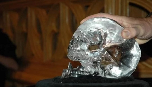 Ống kính và hốc mắt nằm trong phần đáy hộp sọ được kết hợp với một ống kính mài thủ công bằng tay để tạo ra hiệu ứng ánh sáng vô cùng rực rỡ và tuyệt đẹp.