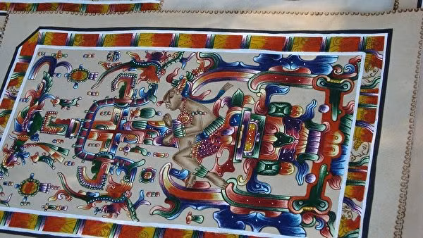 Bức phù điêu này trông hơi giống với cảnh tượng phi thuyền Apollo hạ cánh xuống mặt trăng. Nếu bức tranh này ban đầu được người Maya vẽ trong các cỗ máy do họ chế tạo, thì có thể họ đã nắm giữ khả năng thám hiểm ra ngoài không gian vũ trụ.