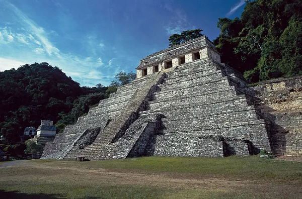 Từ năm 1948 đến năm 1952, nhà khảo cổ học người Mexico Alberto Ruz Lhuillier đã phát hiện ra một bức tường trong căn phòng bằng đá khổng lồ trong ngôi Đền của những Câu khắc – một trong những kim tự tháp bậc thang có cấu trúc lớn nhất tại Trung Mỹ, ở một khu bao tồn di tích tại bang Chiapas, México.