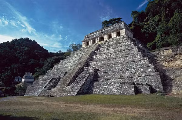 Từ năm 1948 đến năm 1952, nhà khảo cổ học người Mexico Alberto Ruz Lhuillier đã phát hiện ra một bức tường trong căn phòng bằng đá khổng lồ trong ngôi Đền của những Câu khắc – một trong những kim tự tháp bậc thang có cấu trúc lớn nhất tại Trung Mỹ, ở một khu bao tồn di tích tại bang Chiapas, México.