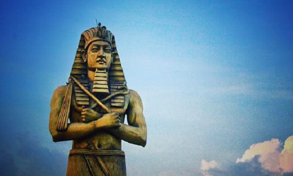 Vị trí lăng mộ của Sa-Nakht vẫn chưa được xác định một cách chắc chắn. Các nhà khảo cổ đã từng nghĩ rằng lăng mộ của Sanakht chính là lăng K2 ở Beit Khallaf bởi vì các cuộc khai quật được tiến hành ở đó đã tìm thấy những mảnh phù điêu vỡ mang tên của ông.