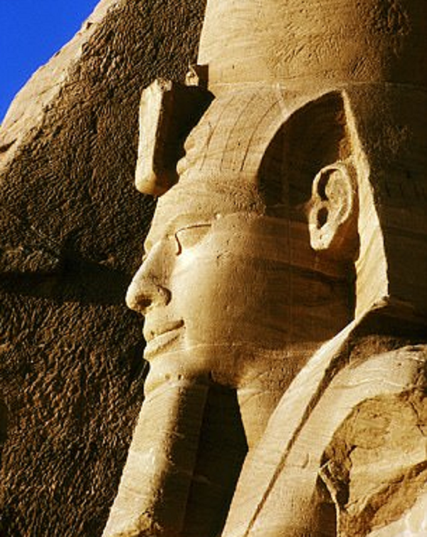 Tuy nhiên, một số nhà Ai Cập học ngày nay cho rằng mastaba này là nơi dùng để an táng một vị quan lớn của triều đình, một hoàng tử hoặc hoàng hậu hơn là của một pharaoh, trong khi một số khác vẫn tiếp tục ủng hộ giả thuyết ban đầu.