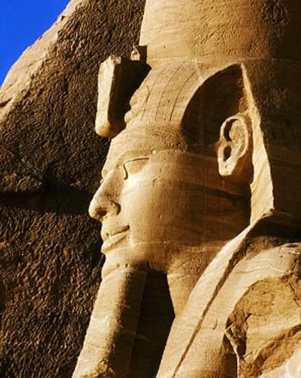 Tuy nhiên, một số nhà Ai Cập học ngày nay cho rằng mastaba này là nơi dùng để an táng một vị quan lớn của triều đình, một hoàng tử hoặc hoàng hậu hơn là của một pharaoh, trong khi một số khác vẫn tiếp tục ủng hộ giả thuyết ban đầu.