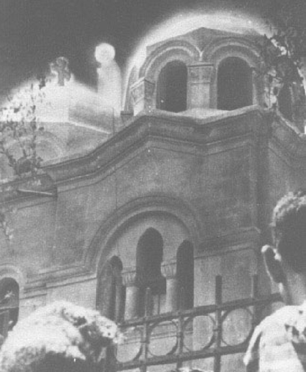 Năm 1988, những người dân ở quận Zeitoun (Cairo, Ai Cập) đã trông thấy hình bóng chói lòa một người phụ nữ đang đi trên mái nhà thờ. Nhiều người đã cho rằng đây chính là sự hiện diện của Đức Mẹ Mary.